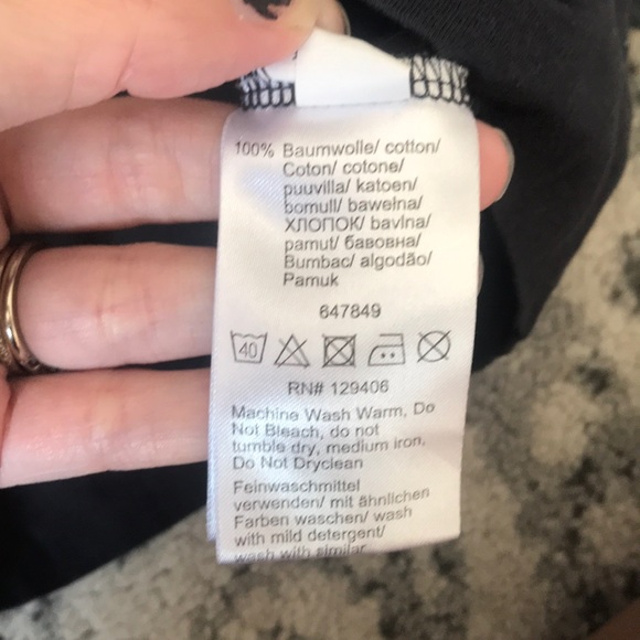 Black hoodie with front pocket - Picture 4 of 4